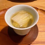 中華 大しげ - 白菜と華見鶏の蒸しスープ