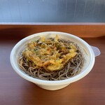 ファミリーマート - レンチン後。まだトレイに乗っているかき揚げ