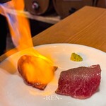 和牛と樽ワイン バレル - お通し 炙り和牛寿司 