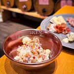 和牛と樽ワイン バレル - 桃とナッツのゴルゴンゾーラ白和え 748円