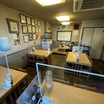 吉田屋食堂 - いかにも！のテーブル席。カウンターはありません