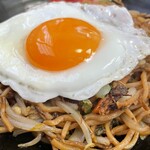 藤や食堂 - 美しい目玉焼き、二度蒸しの麺