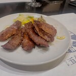 たんや善治郎 - 初日で牛タンに出会えました。コチラは3枚(6カット)です