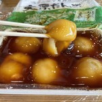 なるみ観光ストアー - 持ち上げ…っ、あっ！切れた！　それほど柔らかい団子です