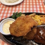 どんぐり - カキフライは…
洋食屋さんの大きなフォークが隠れるほどの
ビッグサイズ！(*´Д｀*)♡