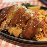 どんぐり - 分厚いトンカツは1.5cmほどの厚みで、
たっぷりのデミグラスソースがかけられ…
ボリュームも満点！(*´ω｀*)
千切りキャベツがいいお口直しに(*´-`)♡