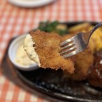 どんぐり - タルタルソースをたっぷりつけていただくと…
中には3〜4個ほどの牡蠣がギュウギュウに入っております！(*ﾟ∀ﾟ*)