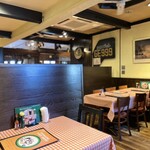 どんぐり - カントリー調の店内へ入ると…
奥のテーブル席に案内いただきました(^^)

昔懐かしい雰囲気…変わってないなぁ〜(*´ー｀*)