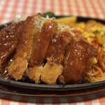 どんぐり - 大きな鉄板にナポリタンとトンカツの乗った、
どんぐりと言えば！の定番メニュー♪(*ﾟ∀ﾟ*)