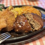 どんぐり - ハンバーグはふわふわでやらわかジューシー♪
熱々のデミグラスソースは
優しさの中に…コクと歴史を感じる味わい(*´-`)♡
しみじみと美味しくて
さすが老舗洋食屋さんのハンバーグです(*´ω｀*)