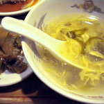 福龍酒家 - スープとザーサイです