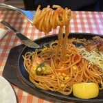 どんぐり - しっかり１人前のナポリタンは、
ブロッコリー、コーン、ベーコンに
赤いウィンナーが入り…もっちりとした太麺パスタで
昔ながらの洋食屋さんの味♪(๑˃̵ᴗ˂̵)