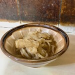 うどん高橋 - お通しの切り干し大根と揚げの煮物。甘めの味付け。