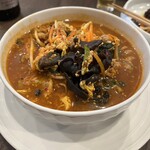 四川 郷土菜 シャンバァロウ - ユッケジャン風ピリ辛牛バラ肉汁そば