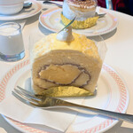 浜志まん - レモンロール　初めてボストンクリームパイ以外をいただきました。ふわふわ。真ん中のレモンカスタードがほろほろしてこれは美味しい。これを機会に他のケーキも食べてみます。