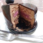 パティスリー アンスピラシオン - 周年限定　ボン　ミルクチョコレートムース
      　　　　　　　　濃厚なカシスのクリーム
      　　　　　　　　ナッツ入りブラウニー
      　　上品な組み合わせ　めちゃくちゃ美味!!◎