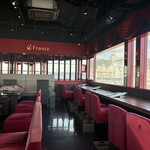 神戸フランツ umieモザイク店 - 店内は赤を基調としていて可愛い空間