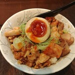 らーめん 鶏喰 - 味玉 辛味調味料 のせ チャーシュー丼