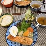 cafe ここらく - 「ここらくランチ」鮭の香草パン粉焼き