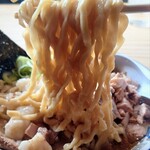 ケンチャンラーメン - 太縮れ麺。