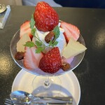 THE NEW NORMAL 恵比寿 - 苺と苺ムースにバナナのアイスクリームやヨーグルトなどミニでも手抜きなしの賑やかさ