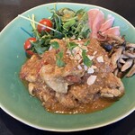 THE NEW NORMAL 恵比寿 - カレーとパフェのセットで2090円は贅沢だけど間違いなくお得　サラダのドレッシングもフルーティー