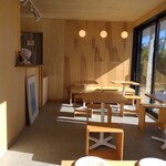 roll on roll - 陽当たり最高なイートインスペース