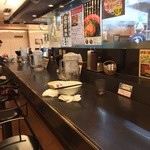 ますたにラーメン - カウンター28席