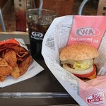 Ａ＆Ｗ 名護店 - チップス・コンボ。ドリンクは、コカ・コーラ