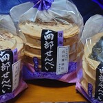 羽沢製菓 - 料理写真:左と中“醤油豆煎餅”、右醤油のり煎餅