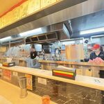 蒙古タンメン中本 - 厨房の様子