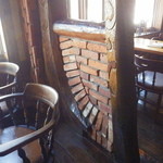 パペルブルグ - 梁は新潟の古い農家のもの。レンガの組みあわせも面白いです。