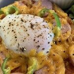 ノーコーヒーノーワーキー - 温玉フルフル。ケチャップ味のソースとチーズが美味でした。ソーセージも。
