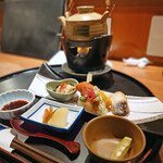 稲繁 - 子持ち鮎の塩焼き御膳の「前菜盛り、松茸土瓶蒸し、香の物」