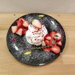 菓子屋めがね - 料理写真:純白の苺大福的モンブラン