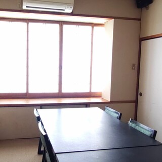 テーブル4名