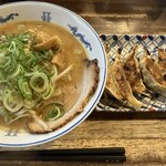 松福 - 料理写真:みそラーメン（ハーフ）800円餃子450円