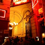 Bouillon CHARTIER - 店前は行列が嫌いなフランス人が並んで大盛況。