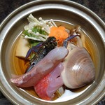 政右ヱ門 - 大きなハマグリと地魚の鍋