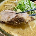 ラーメン 郷 - チャーシューが分厚い✨上には生姜が乗っていました