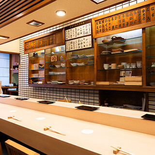 ゆっくりくつろげる温かみのある店内