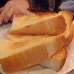 珈琲 王城 - 手前が普通、奥が厚めのトースト
