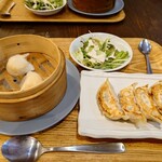 魏飯餃子 - 海老蒸し餃子　サラダ　魏飯餃子