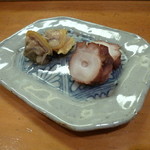 小判寿司 - 蛤の酒蒸しと蛸の桜煮。
