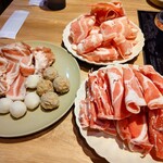 ビャンビャン麺 火鍋 成都 - 牛肉、豚肉、羊肉、魚団子、肉団子