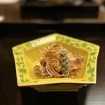 よし町 - ぎゃーーーうめえええええ！コリコリ食感が堪らん！！
      ここより美味しい鯉の刺身を私は知らない。
      皮のクニュクニュ感と鱗のパリパリ感、香味野菜の風味と絶妙な味付けが天才的すぎる！