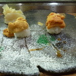 小判寿司 - ムラサキ海胆とバフン海胆。