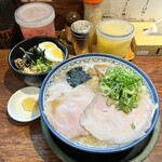 博多とんこつ 天神旗 - 超博多 ヘタレ丼