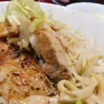 ラーメン二郎 - 豚の厚み