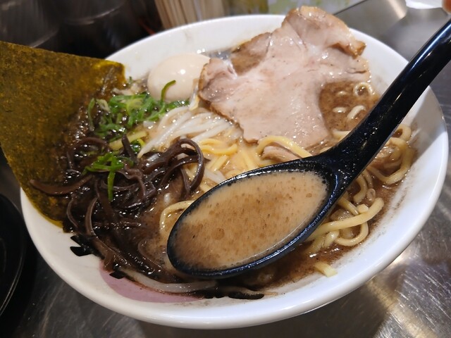 豚骨らーめん黒』by ひろっぴ46193 : 豚骨らーめん ぶたきち 本厚木店